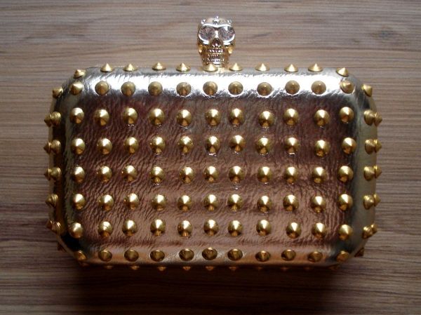 CLUTCH DE CAVEIRA COM SPIKES